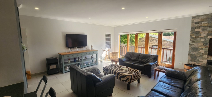 6 Bedroom Property for Sale in Fraaiuitsig Western Cape